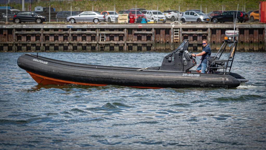 Snelle rib op het water - zijaangezicht